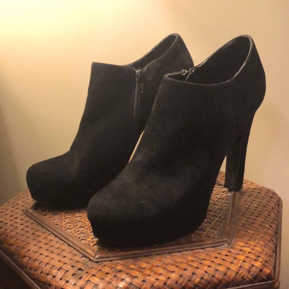 Gianni Bini black bootie size 9